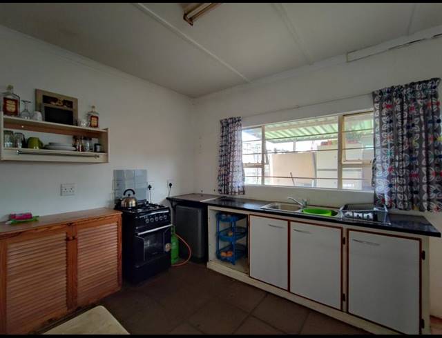 5 BEDROOM HOUSE FOR SALE IN PRESTBURY